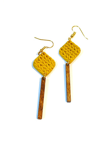 Mustard knit - rounded diamond with wood
